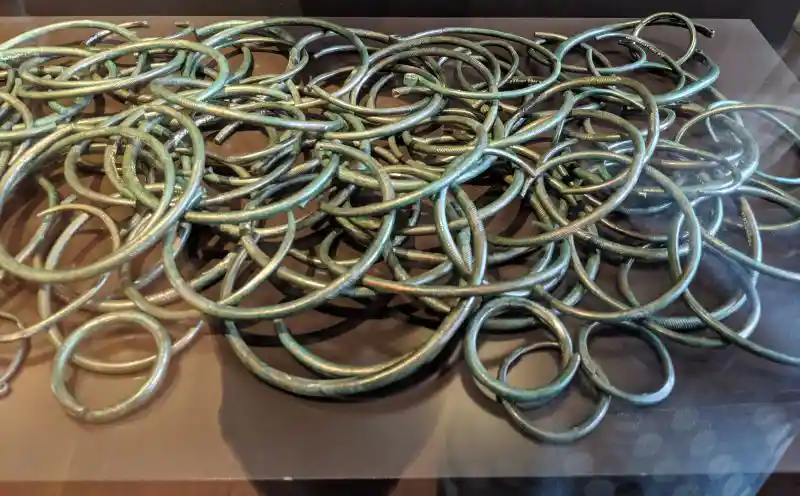 Bronze ring-shaped wealth, Lengyeltoti, Hungary, 12th Century BC